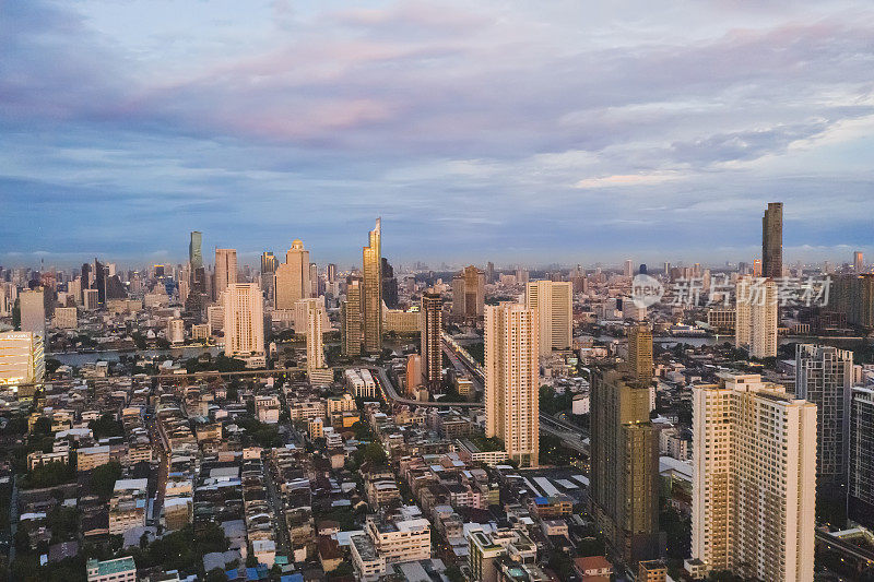 无人机鸟瞰曼谷城市-美丽的建筑物和街道日落视图