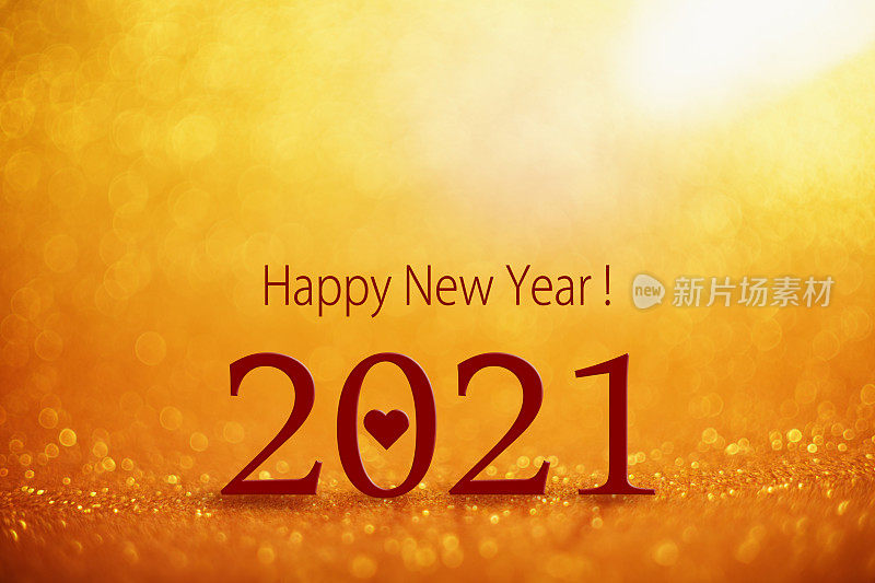 2021年新年快乐，以金色散焦球为背景的爱的问候。假日和新年的概念背景与闪烁明亮的散景圈