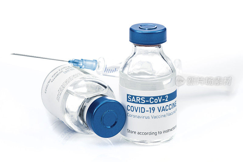 用注射器关闭装有COVID-19冠状病毒疫苗的小瓶
