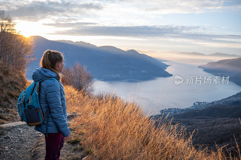 女徒步旅行者从山间小径眺望风景