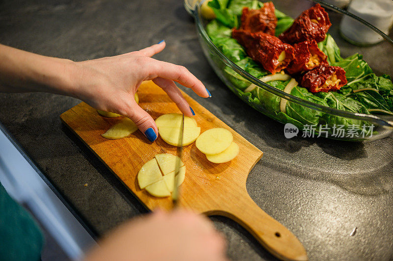 女性手握熟椒库存照片