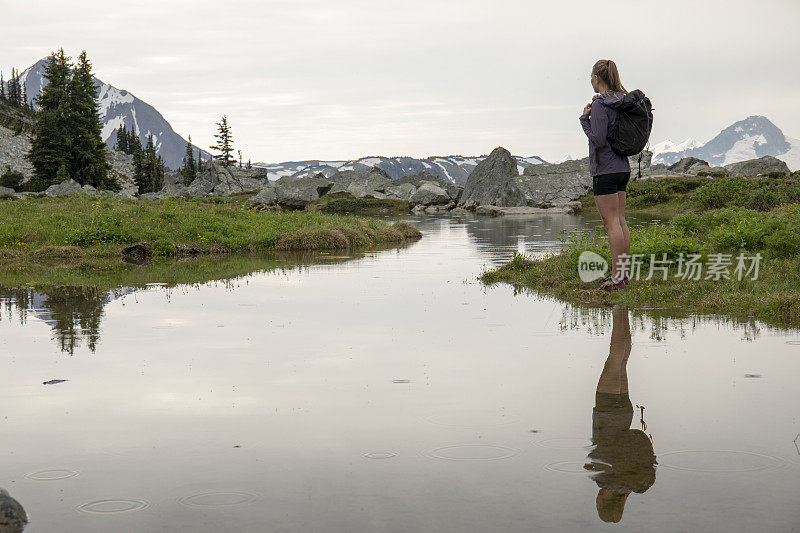 一位女徒步旅行者眺望远处的山景