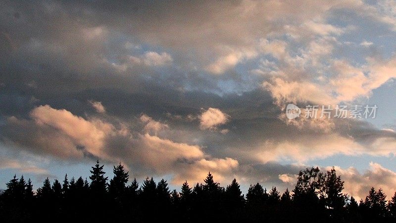 夕阳下的缤纷天空