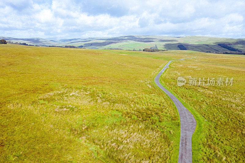 这是一架无人机拍摄的横穿苏格兰偏远乡村的单车道公路