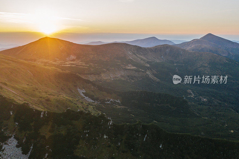 乌克兰喀尔巴阡山脉的风景鸟瞰图