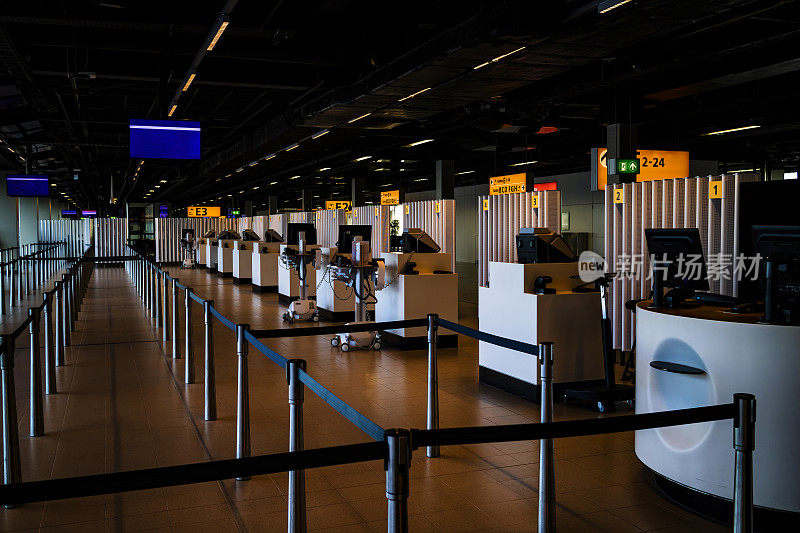 机场登机口的登记柜台空着