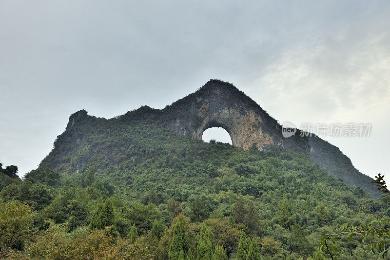 桂林阳朔的“月亮”山