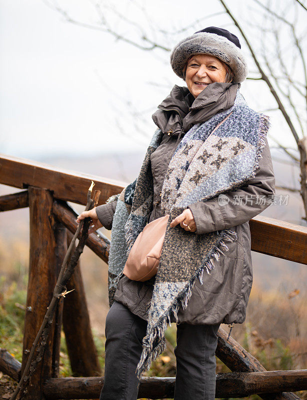 一位年长妇女在徒步旅行中放松的肖像