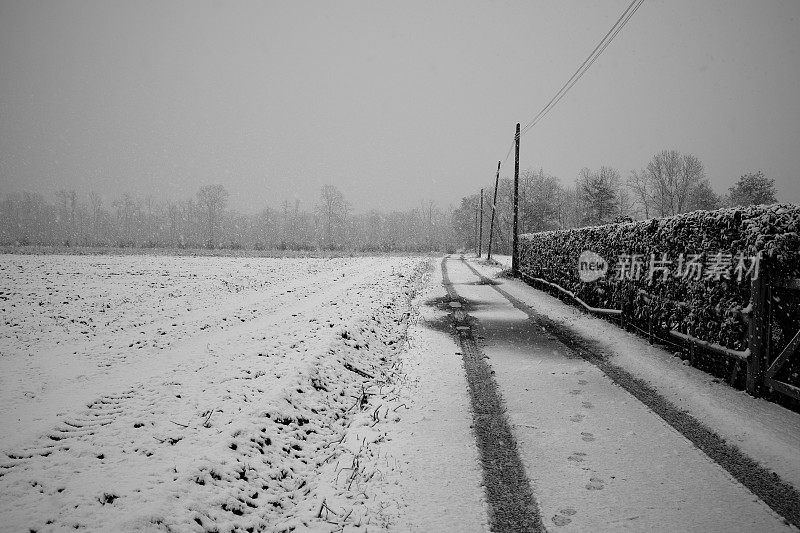 白雪覆盖的乡村小路