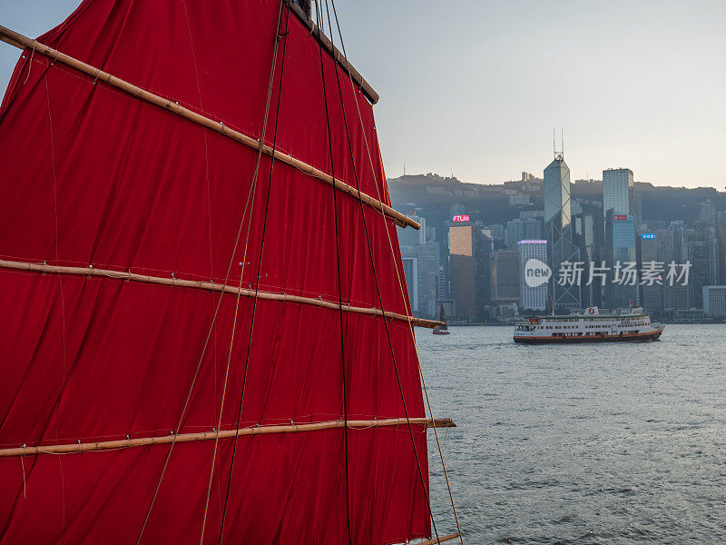 日落时分，香港维多利亚港的红帆