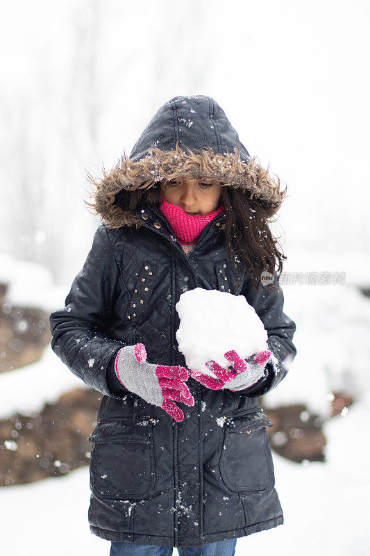 女孩在雪下打雪仗