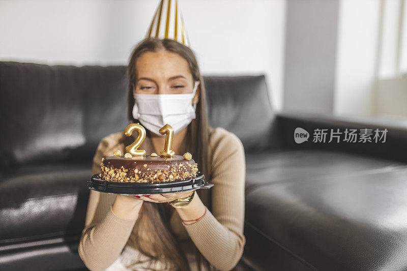 新冠肺炎大流行期间，一名女孩在家庆祝21岁生日