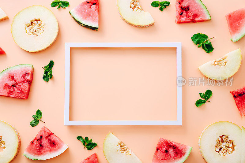 切片西瓜和甜瓜与薄荷叶周围空白色框架文本。平铺，俯视图，拷贝空间