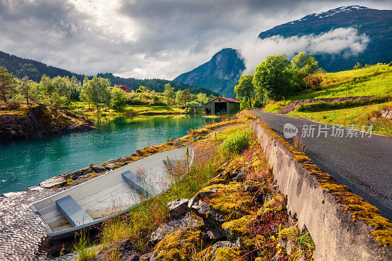 壮丽的夏日洛瓦内特湖，斯特林市，松格峡湾县，挪威。挪威多彩的早晨景色。自然美的概念背景。