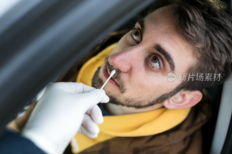 一名男子在得来速网站接受鼻拭子检测
