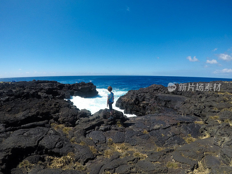 夏威夷悬崖和海洋上的敬畏和美丽