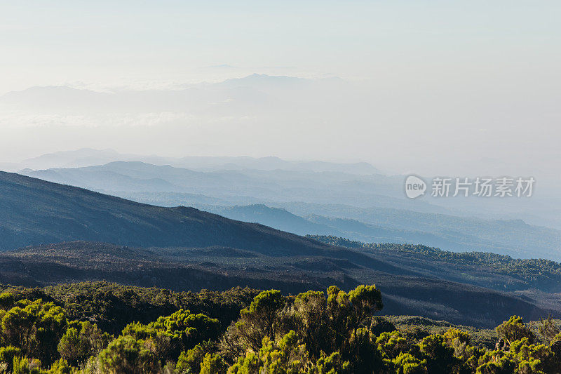 在乞力马扎罗山国家公园美丽的分层山谷地平线