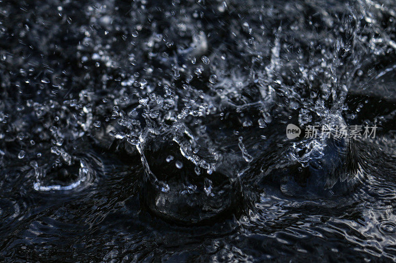 雨落在水面上的完整框架图像，水滴飞溅和飞溅冠，倾盆大雨，高架视图