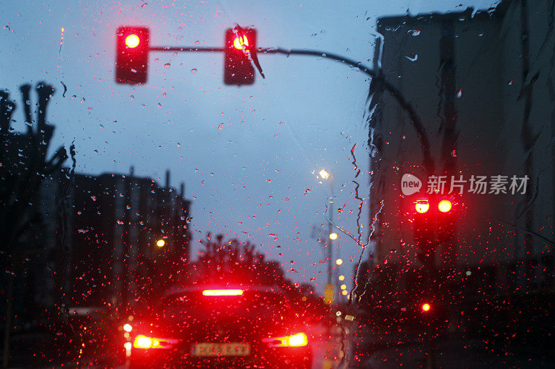 黄昏街景，雨，红灯，城市生活。