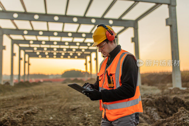 建筑师在建筑工地使用数字平板电脑