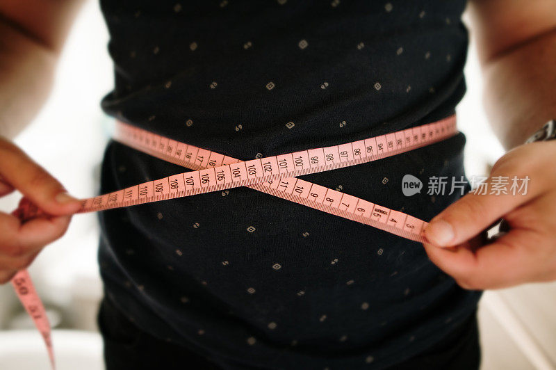 人测量他们的肚子直径
