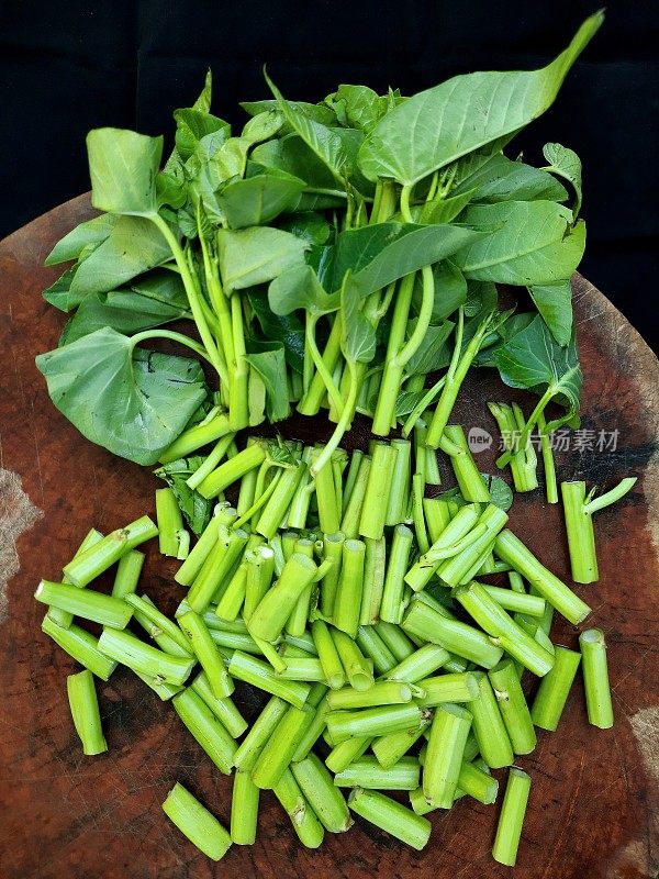 采伐牵牛花蔬菜食品的准备。