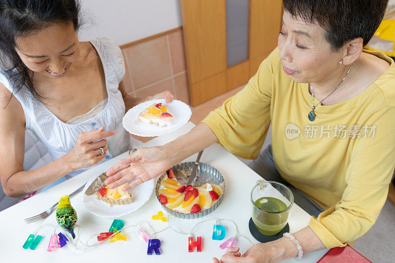 和宠物在家里庆祝生日