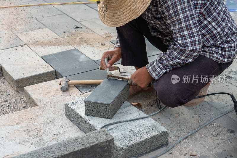 一名工人正在测量地上地砖的长度