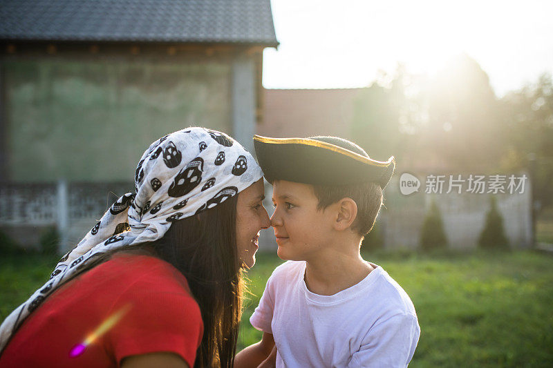 母子俩穿着海盗装，鼻子对着鼻子