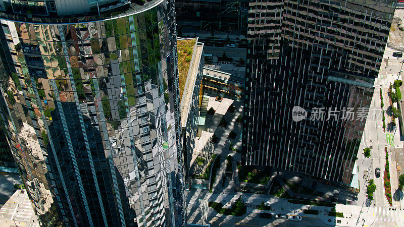 鸟瞰街道在丹尼三角，西雅图与反射阳光从办公大楼