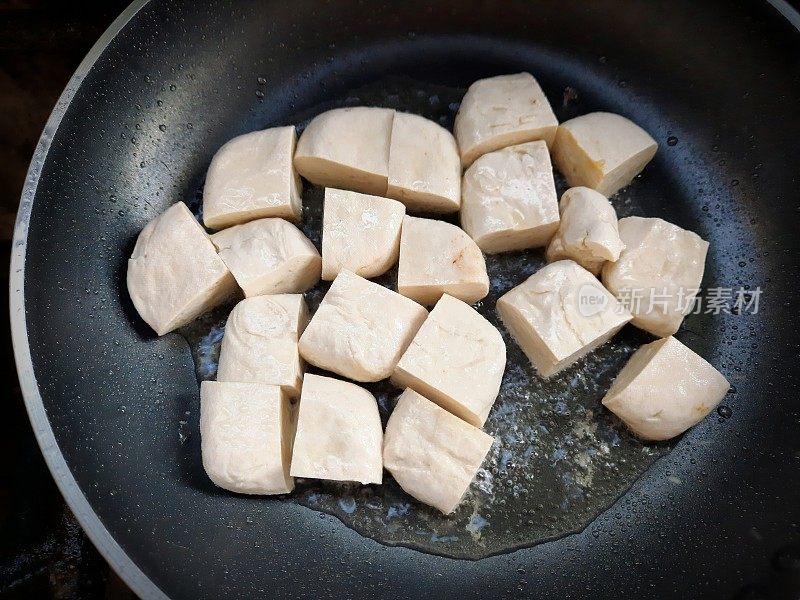 用锅煎豆腐。