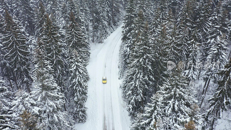 汽车行驶在冬天的乡村道路上