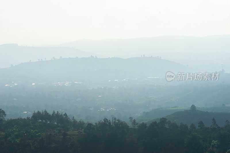 越南林东省宝禄镇林魁帕庵宝塔附近的山谷和山的美丽景色