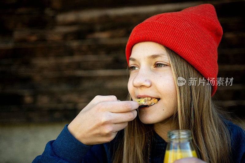 十几岁的女孩在户外吃披萨