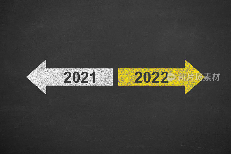 黑板背景上的2022年旧年或新年