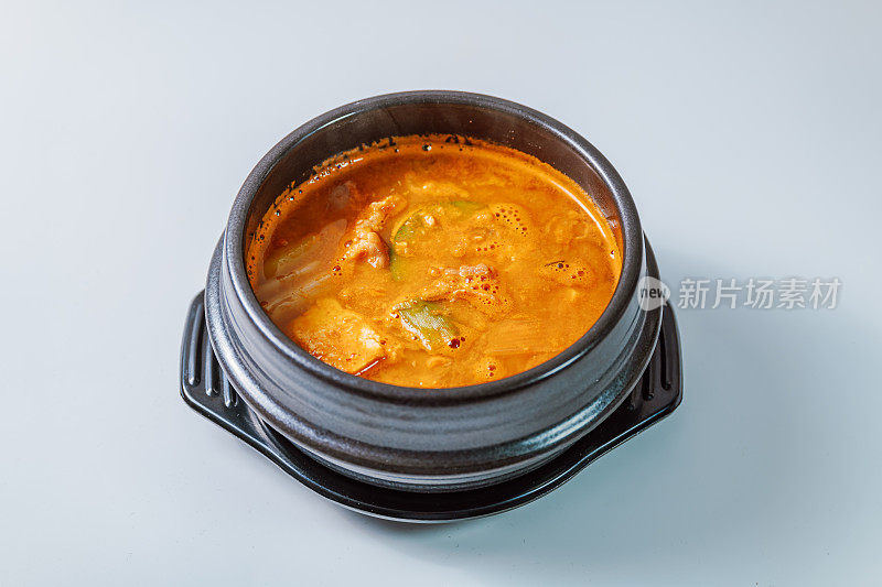 韩国风格的浓酱炖菜:用一种叫“浓酱”(类似于日本纳豆)的浓酱和豆腐脑(豆腐)、全发酵泡菜和猪肉一起炖制而成。这种浆糊更稠，味道更浓
