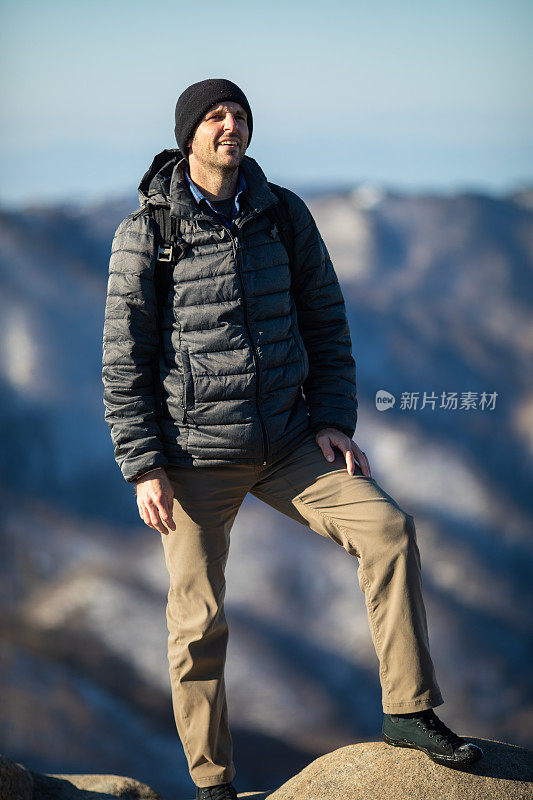 喜欢冬天登山的崎岖山地人