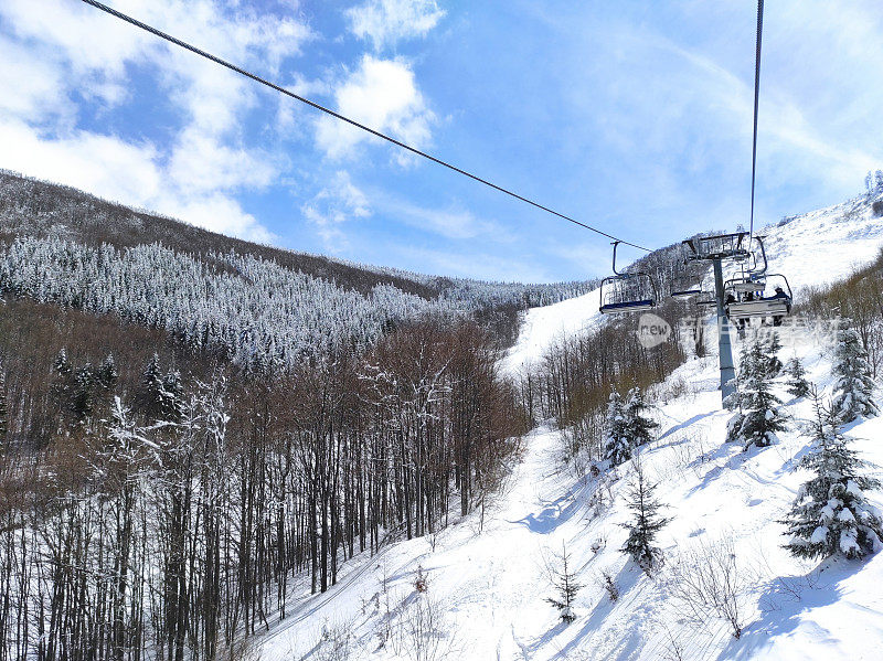 滑雪胜地的缆车