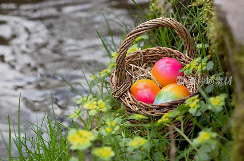 大自然中的复活节彩蛋篮