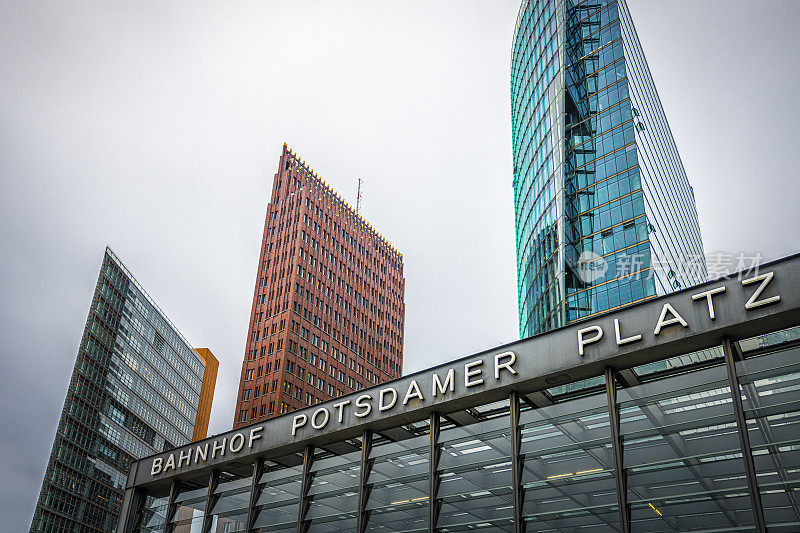 柏林波茨坦广场的现代办公大楼