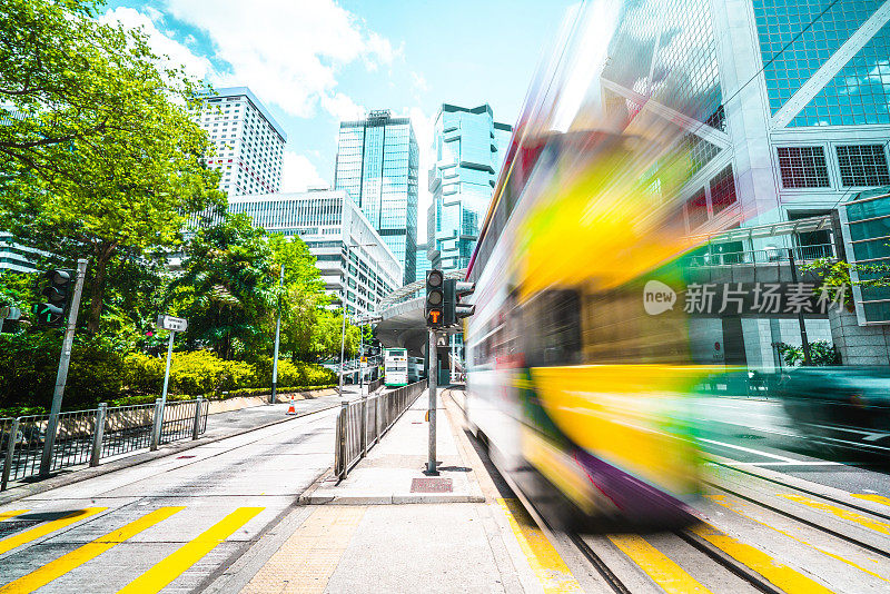 充满活力的城市，有轨电车在路上