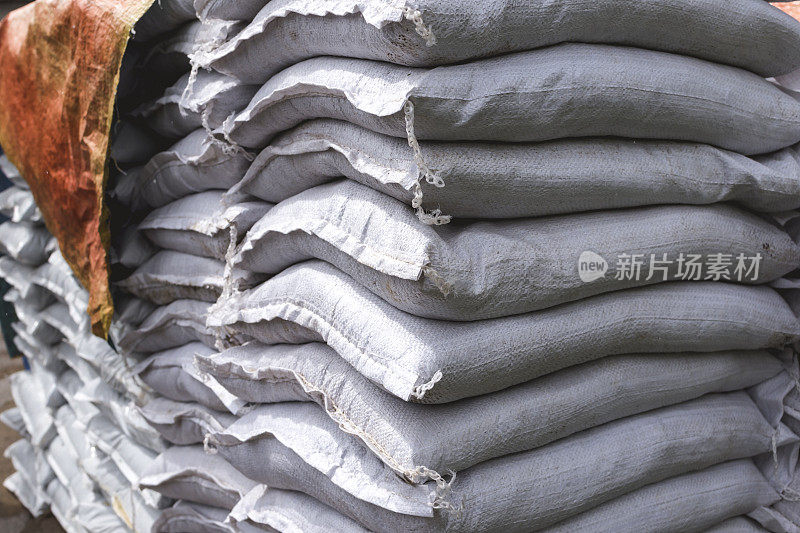 袋装有机肥料在工厂商店出售或储存在仓库中的袋装有机肥料