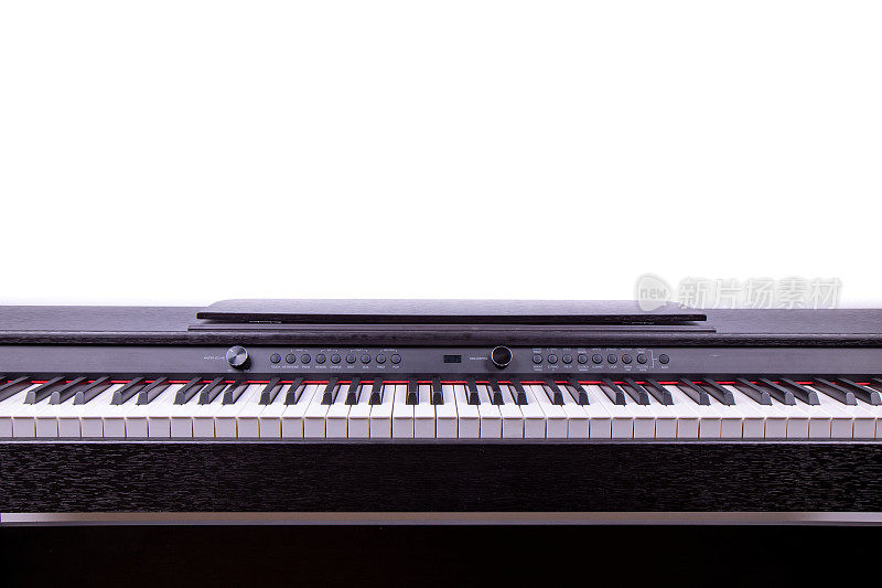 白色背景的电子钢琴，白色墙壁上显示着现代钢琴键