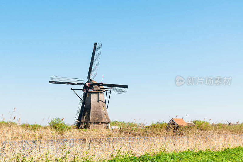 传统的荷兰风车，在荷兰的Kinderdijk