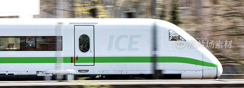 一辆德国冰火车飞驰的全景图
