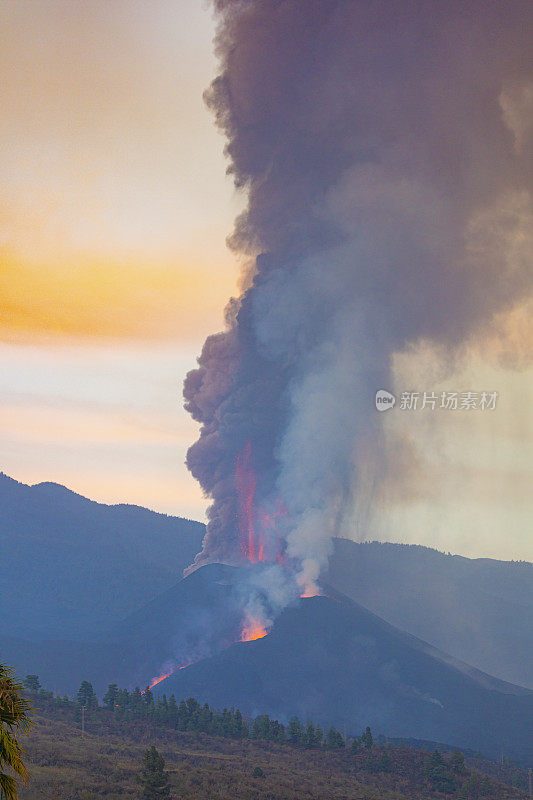 康伯维哈火山爆发。火山锥和火山弹从黎明升起，大量的气体和岩石形成垂直的双柱状。