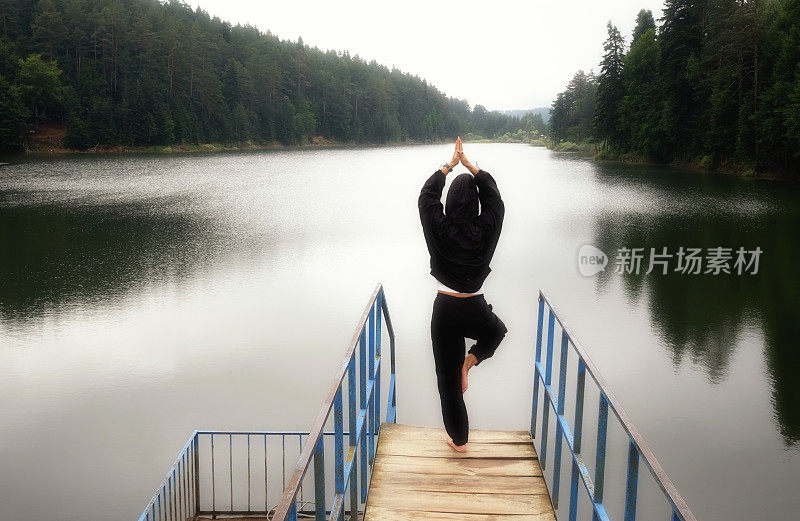 湖边村庄的一天