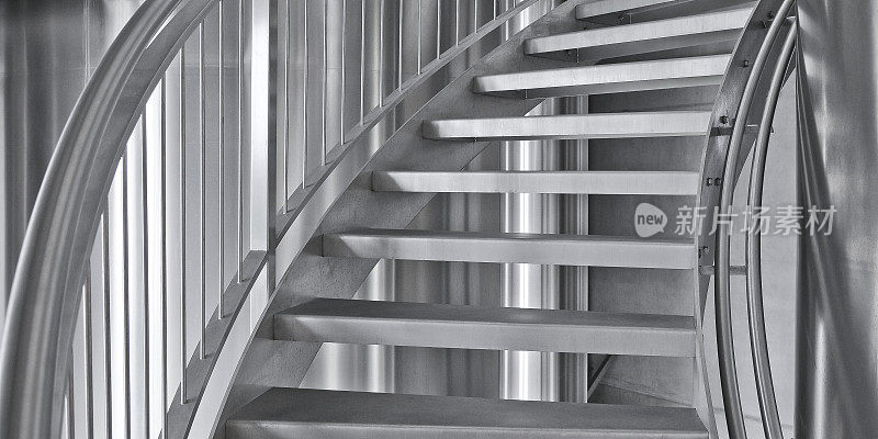 楼梯由不锈钢制成