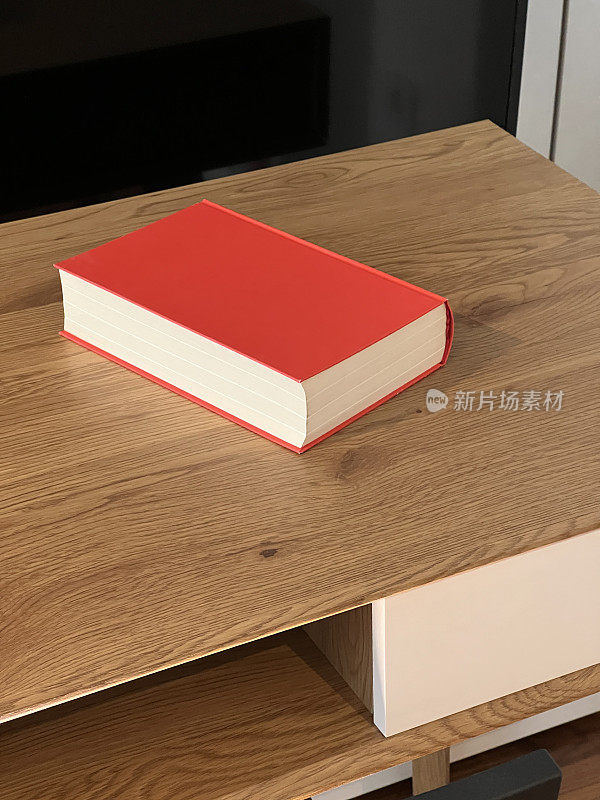 红色的书放在桌子上