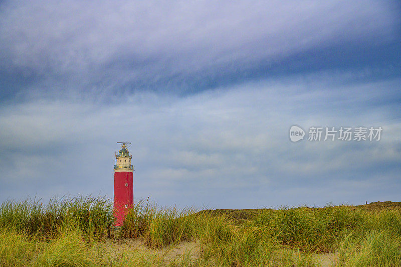 在秋日的一个风雨交加的早晨，沙丘上的Texel灯塔